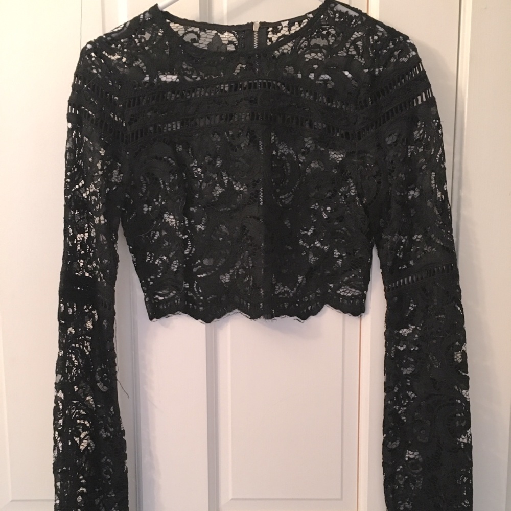 🌿$4 w/ a bundle🌿Black Lace Bell Sleeve Top